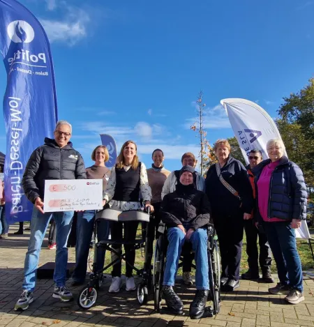 Ben Benhaddou van Sportkring Politiezone Regio Turnhout (links) overhandigd een cheque aan ALS Liga. 