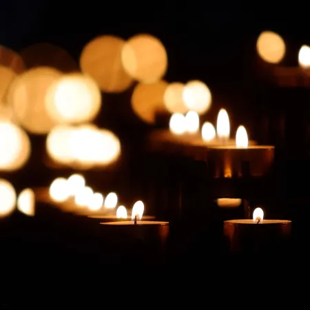fotot van brandende kaarsen
