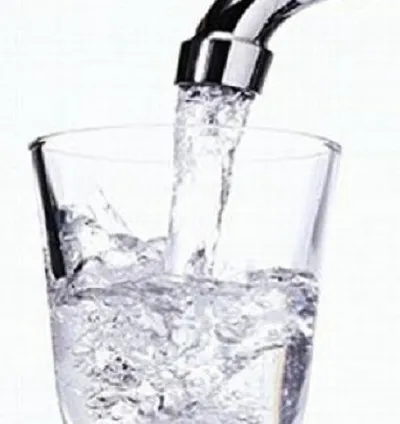 glas water onder een kraan