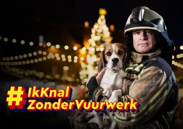 foto van brandweer man met hondje