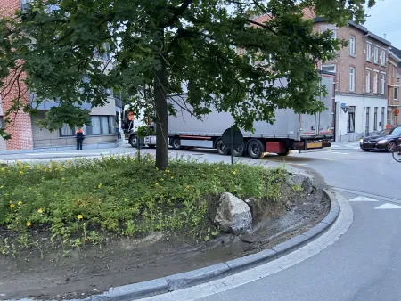 Vrachtwagen rijdt zich klem
