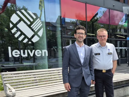 Burgemeester Mohamed Ridouani met korpschef Jean-Paul Mouchaers aan stadskantoor