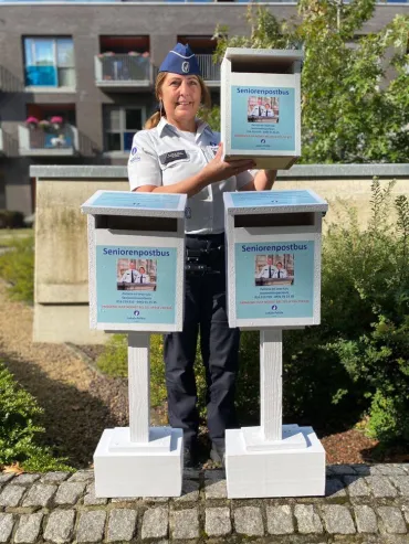 Senioreninspecteur Patricia Van de Walle met de seniorenpostbus