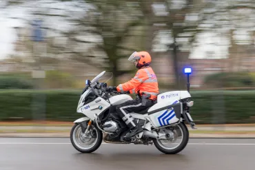 Motorrijder van de dienst verkeer