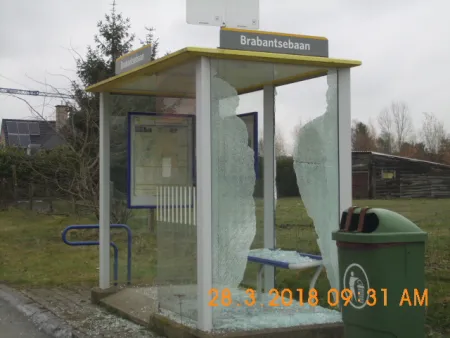 Beschadigd bushokje Brabantsebaan