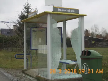 Beschadigd bushokje Brabantsebaan
