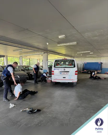 Combi met verschillende gewonden en inspecteurs errond die de eerste zorgen toedienen