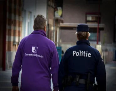 Gemeenschapswacht en wijkagent op patrouille.