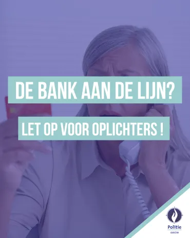 Oude vrouw aan de lijn met bankkaart in haar handen