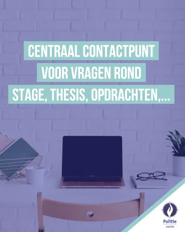 Bureau met laptop, bril, plantje, boeken,...