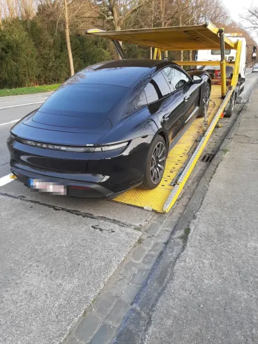 Getakelde Porsche Taycan