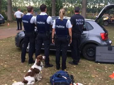 foto politiemensen en drughond