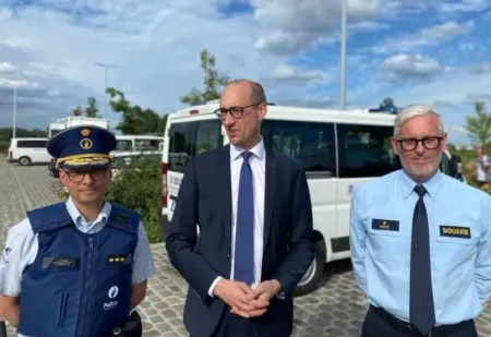 Van links naar rechts: hoofdcommissaris Koen D'Hondt- minister Vincent Van Peteghem en Alain Muyshondt. © PJDG