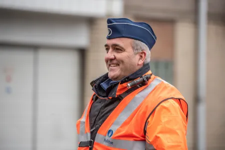 Foto van wijkagent in zijn wijk.