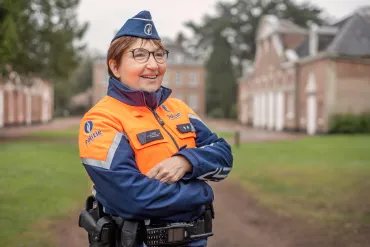 Foto van wijkagent in het Kasteelpark te Berlare.