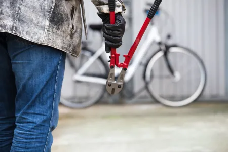 Fietsdief met kniptang 