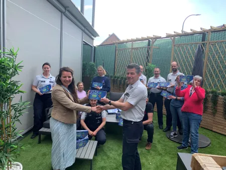 Child Focus, korpschef en collega's met speldoos