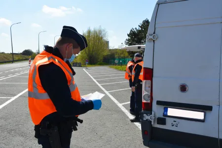 Controle van wagen tijdens verkeersactie.