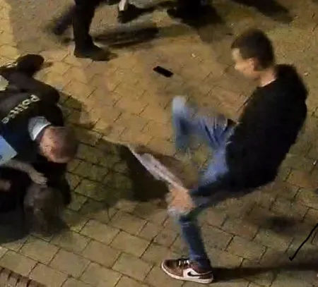 Politie verspreidt beelden van jongeman die trapt naar politie-inspecteur 