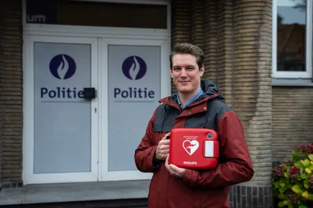 Beeld van de intern preventieadviseur met één van de AED's