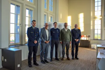 Lokale politie stelt nieuwe medewerkers voor aan politieraad