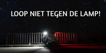 Loop niet tegen de lamp