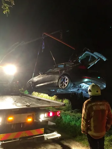De desbetreffende auto in het water