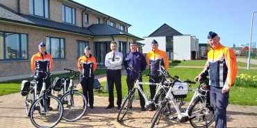 korpschef met delegatie van wijkdienst met nieuwe fiets
