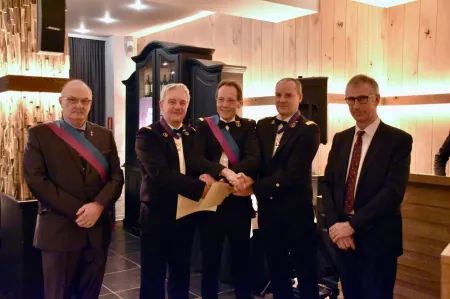 Vlnr. Rudy Maes, nationaal voorzitter van de K.M.V.D.E.M.B., Nicholas Paelinck, voorzitter van de vaste commissie van de lokale politie en korpschef van de politiezone Westkust, Yves Asselman, nationaal ondervoorzitter van de K.M.V.D.E.M.B. en korpschef van onze politiezone, Marc De Mesmaeker, commissaris-generaal van de federale politie, Dirk De Maeseneer, voorzitter van het politiecollege van PZ Rhode en Schelde