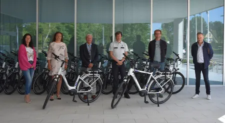 Groepsfoto nieuwe elektrische fietsen
