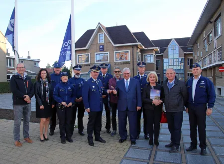 Groepsfoto sleuteloverhandiging 