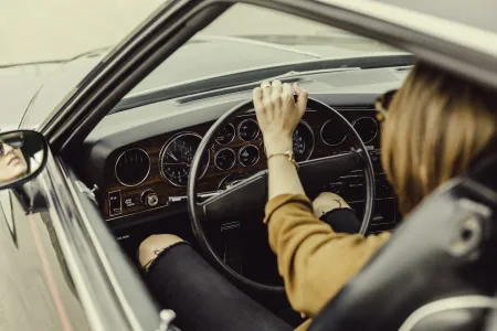vrouw in wagen 