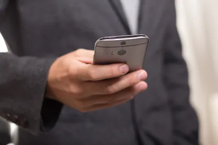 man met telefoon 