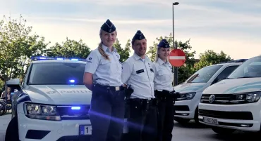 Aspirant-Inspecteur met begeleider.