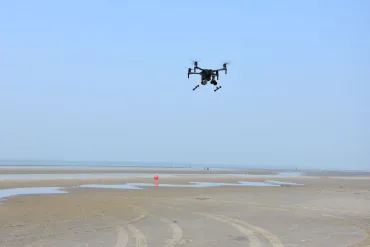 drone aan zee