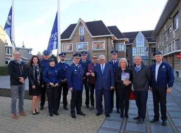 Groepsfoto sleuteloverhandiging 