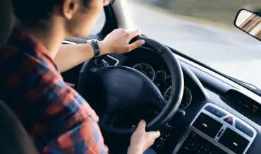 jongen in auto 