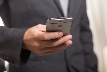 man met telefoon 