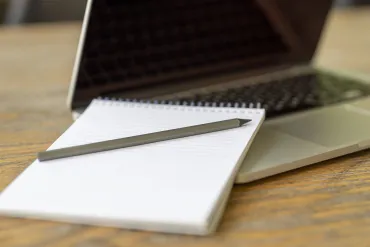 notitieblok en computer 