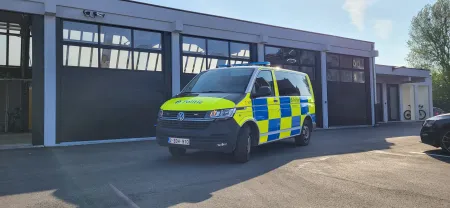 Voertuig type combi met Battenburg striping