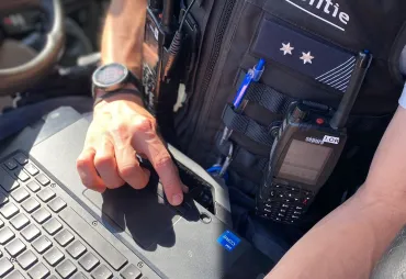 politie inspecteur aan het noteren
