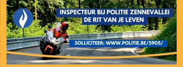 campagnebeeld dat op de bussen hangt. je ziet een motorrijder die een bocht neemt, met tekst : inspecteur, de rit van je leven.