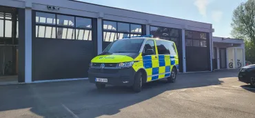 Voertuig type combi met Battenburg striping