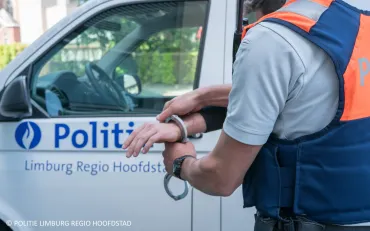 Verdachte met handboeien
