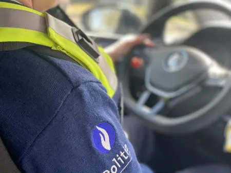 politieman aan stuur