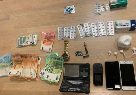 Inbeslag genomen geld en medicatie