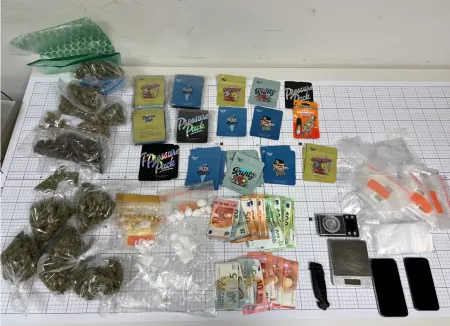 Items die in beslag genomen werden bij de huiszoeking in de Sleedoornstraat