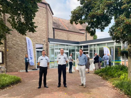 Inspecteurs en burgemeester voor het nieuwe wijkkantoor in Kinrooi