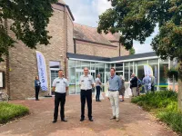 Inspecteurs en burgemeester voor het nieuwe wijkkantoor in Kinrooi