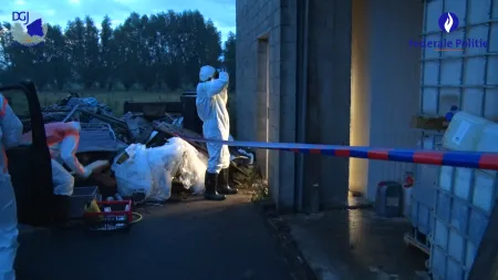 Een onderzoeker van het CRU neemt foto's van een synthetisch drugslabo in West-Vlaanderen